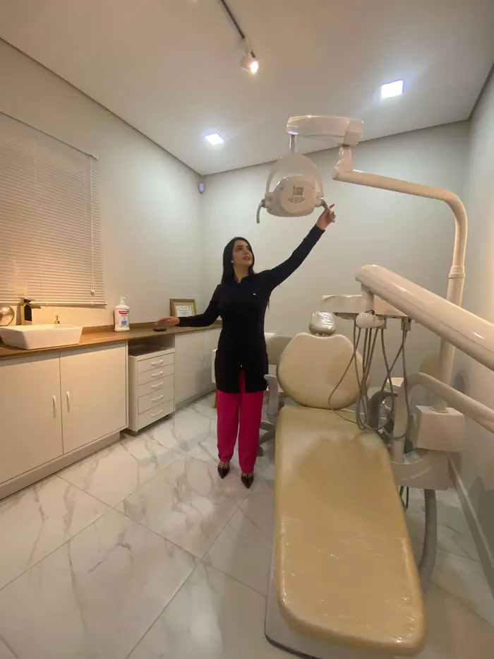 Dra. Priscilla no consultório claro da Clínica Hera