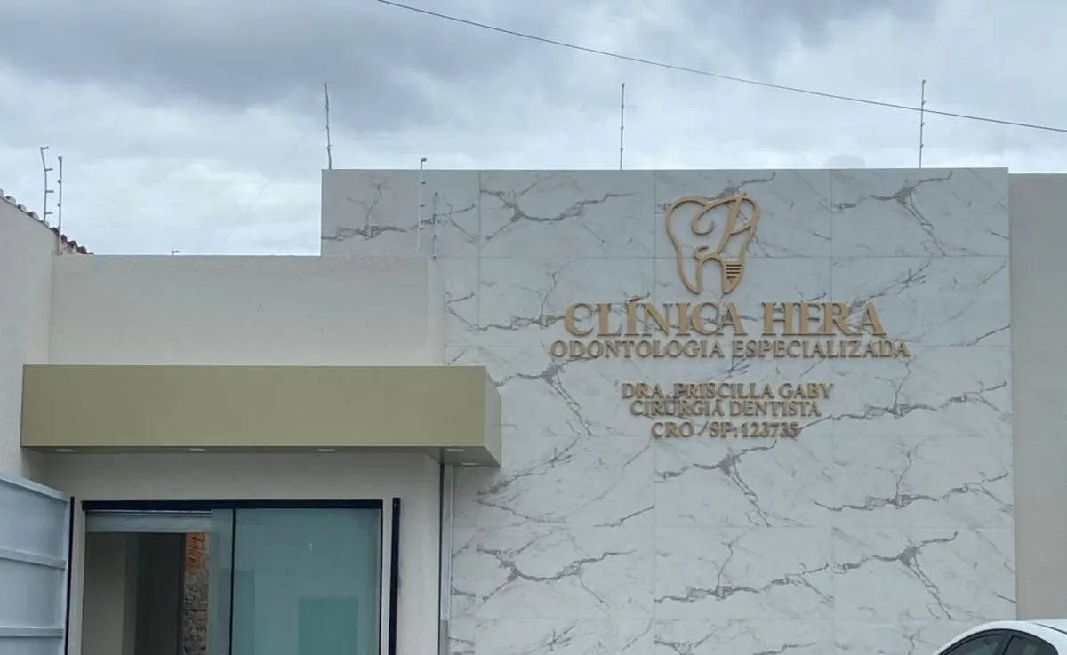 Fachada em mármore da Clínica Hera, com letreiro em bronze Odontologia Especializada